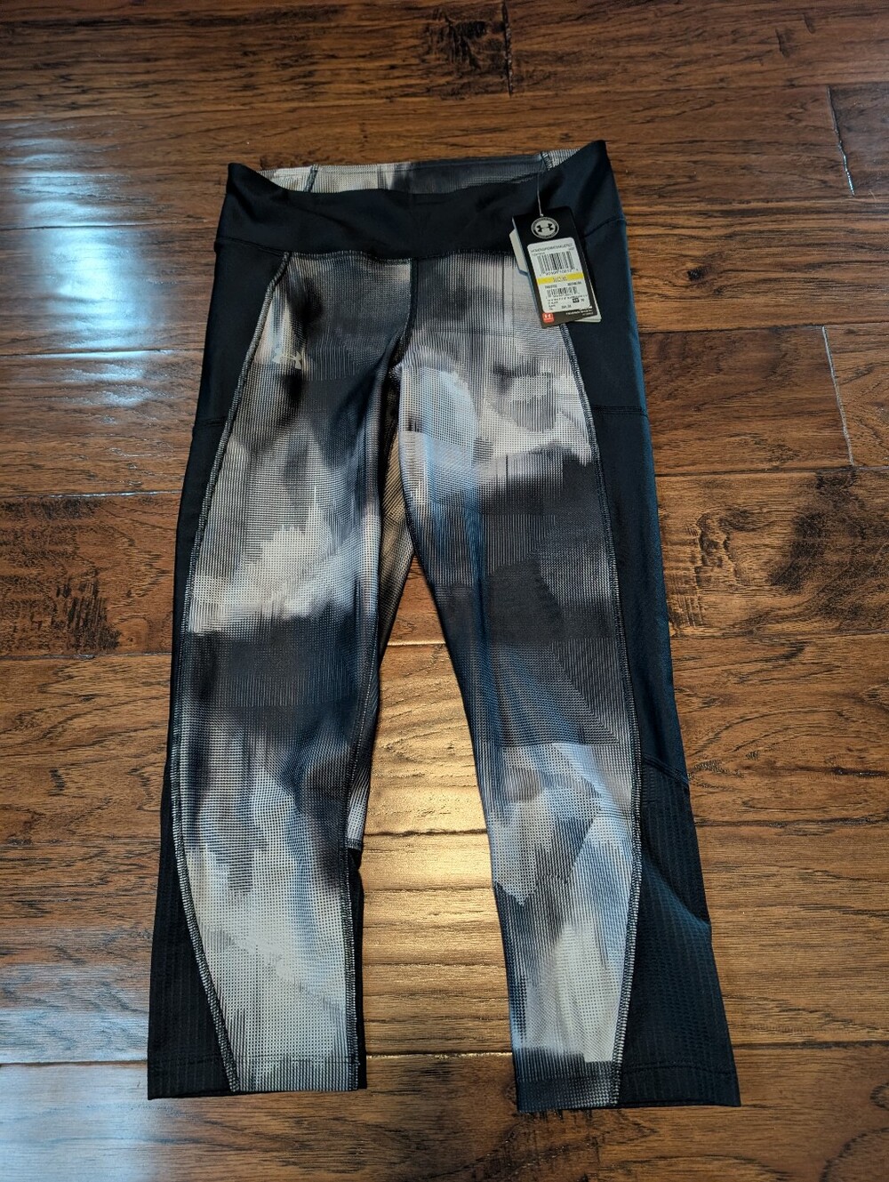 Under Armour Women's Compression Capris in Blurred Camo Size Medium NWT